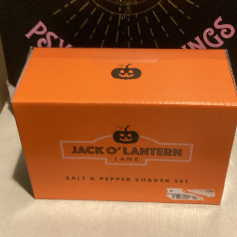 Halloween Pumpkin and Cat Salt and Pepper Shakers 🎃🐈⬛ - Picture 3 of 3